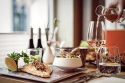 Gedeckter Tisch mit Getränken und Essen